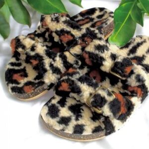NEW!! Secret treasures sz 9 slippers